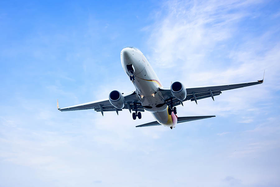 Avión de carga despegando